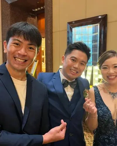 Marcus & Claudia with Emcee Rayson at their Conrad Singapore Marina Bay wedding